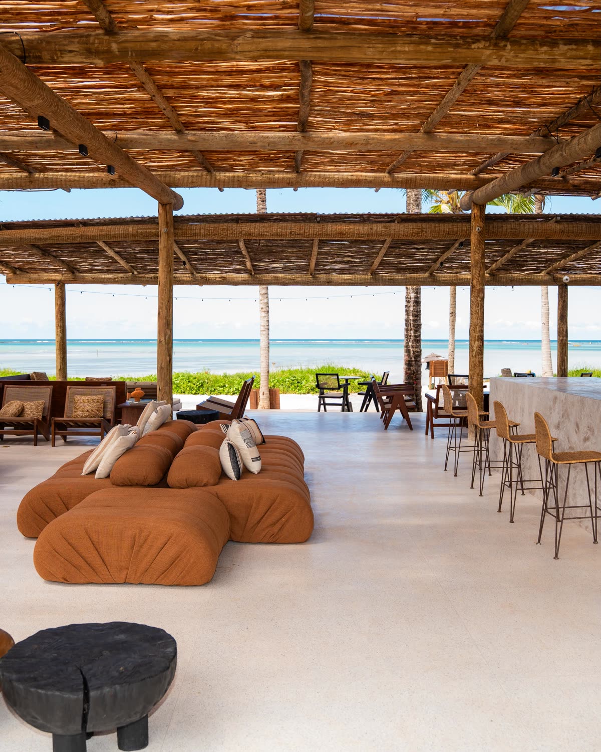 Taipa Lounge vista ampla com o mar