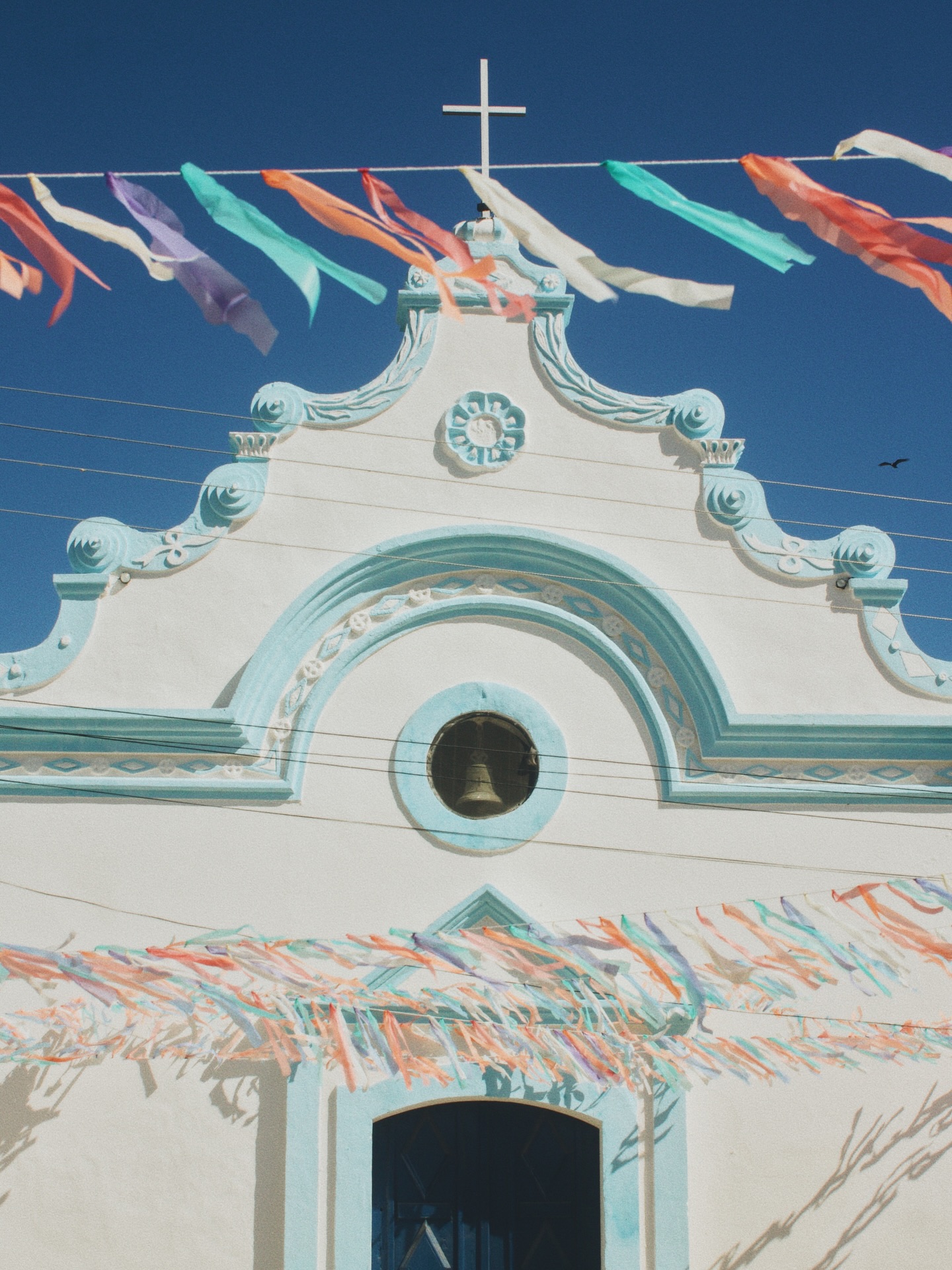 Capela com bandeirinhas de festa