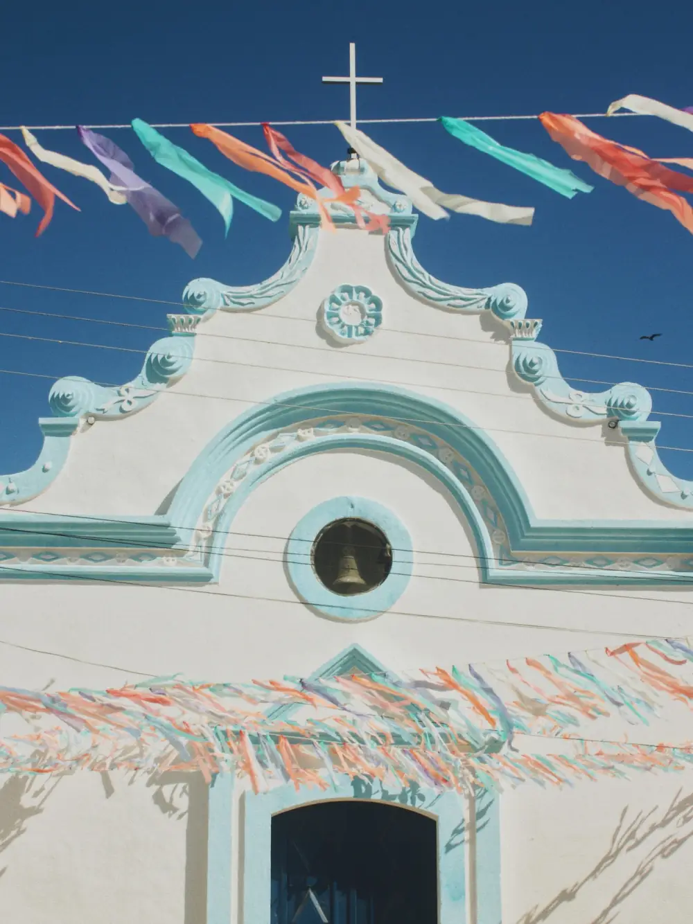 Capela com bandeirinhas de festa