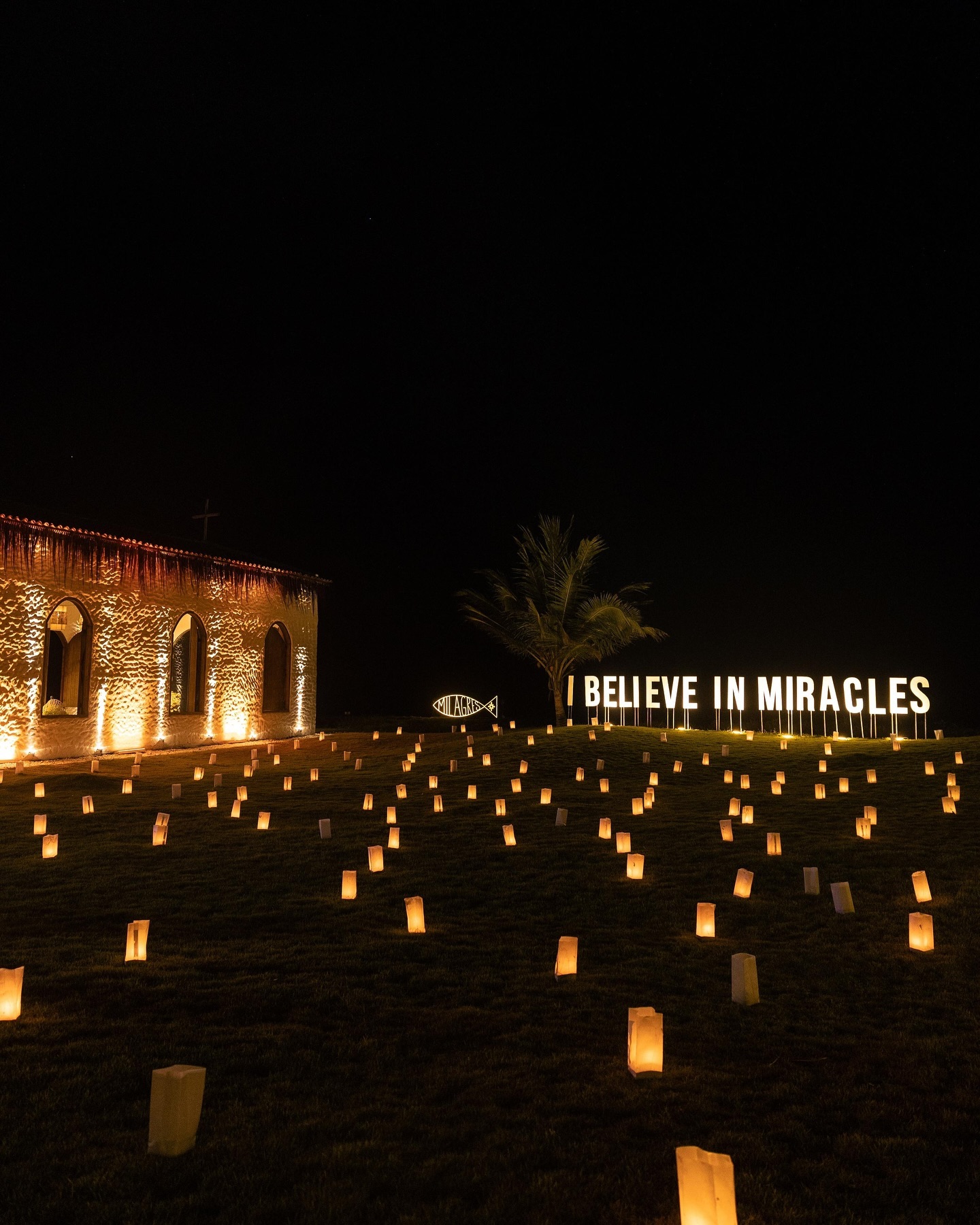 Festa noturna iluminada em Milagres