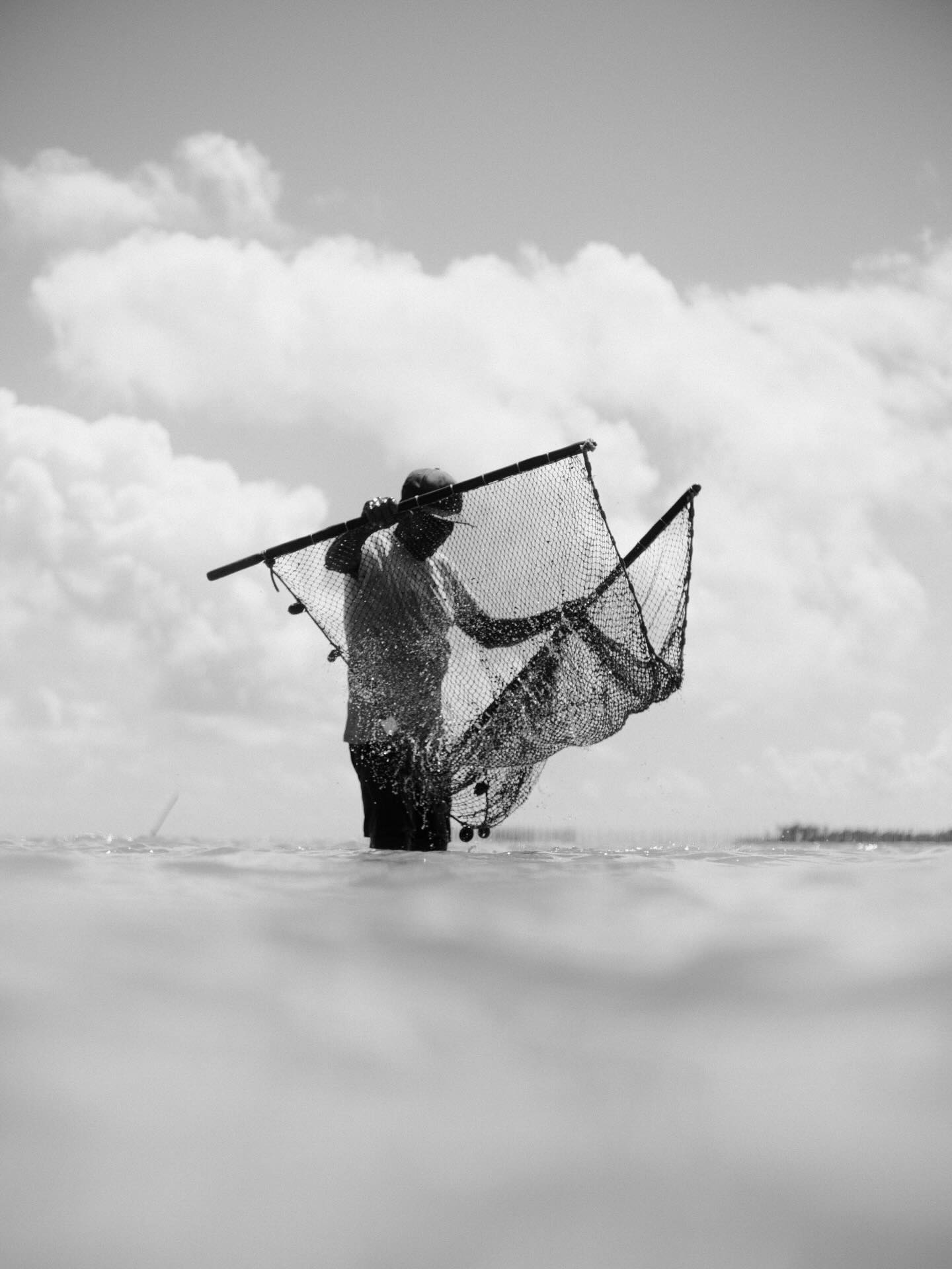 Pescador com tarrafa